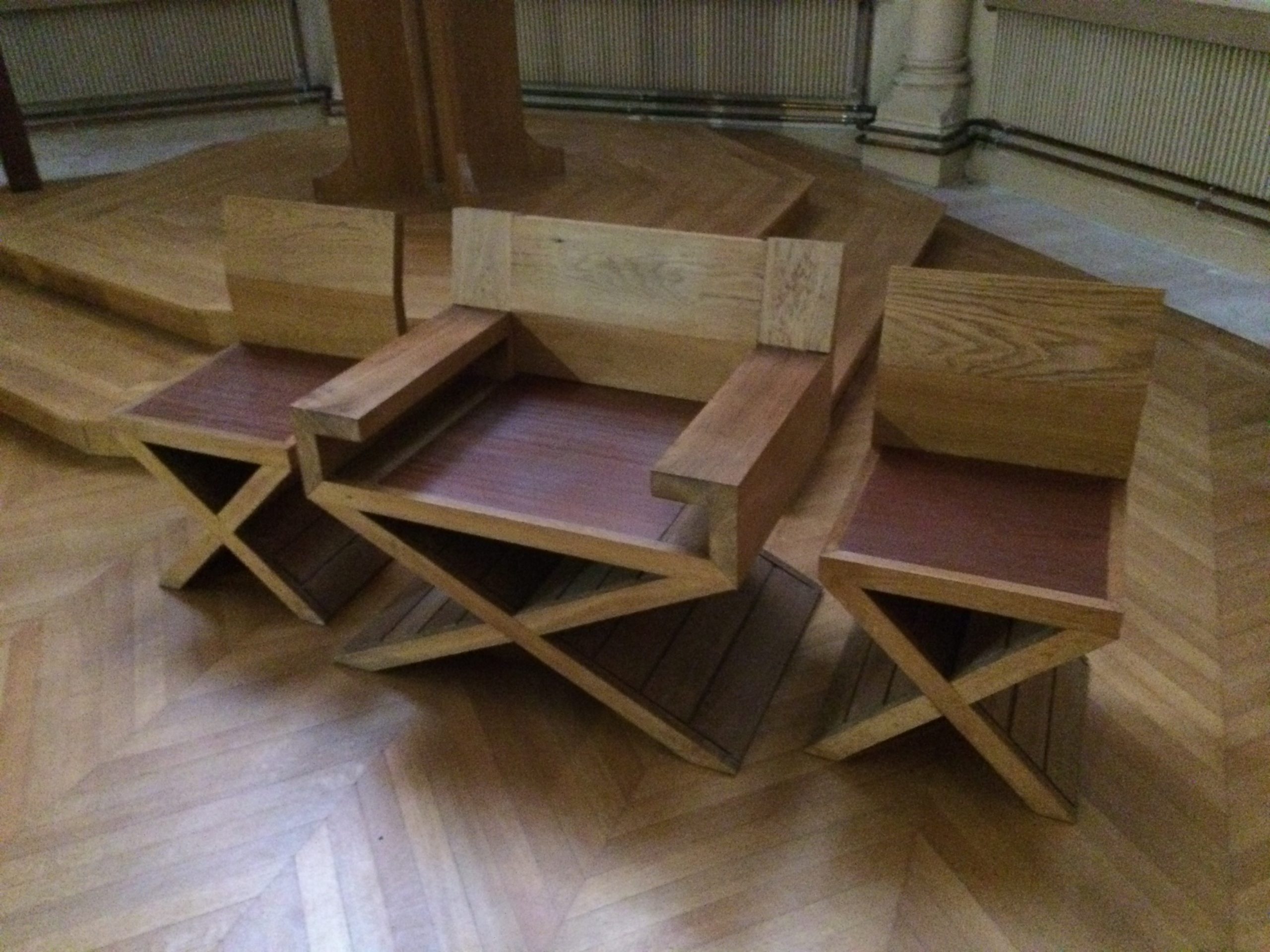 Ebénisterie : fabrication sur mesure de dossiers de sièges de chapelle