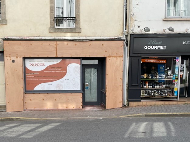 Devanture de commerce en cours de réalisation