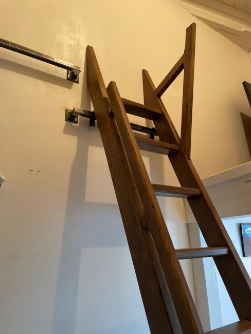 Echelle de meunier avec main courante en frêne 