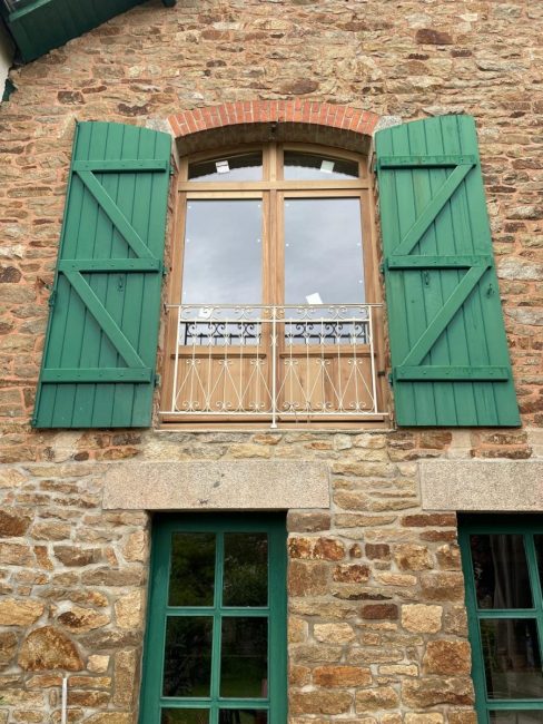 Portes-fenêtres en chêne brun avec savoir-faire traditionnel