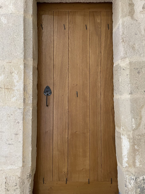 Fabrication sur mesure et à l'identique d'une porte en chêne clair avec ferronneries
