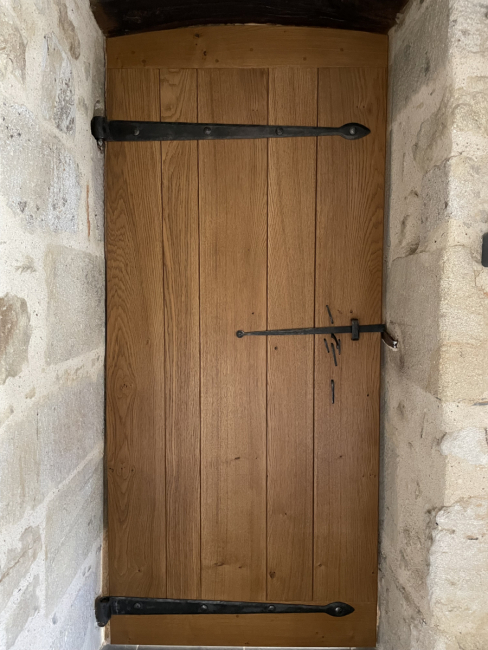 Porte en chêne fabriquée sur mesure avec savoir-faire traditionnel