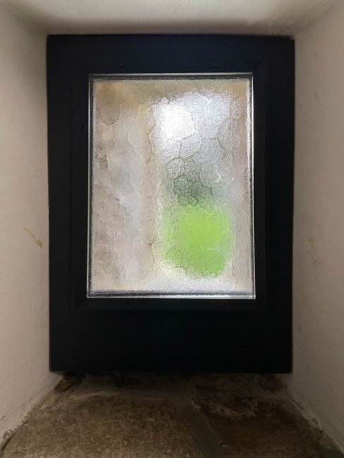 Création et pose d'un châssis fixe en chêne avec un verre effet martelé