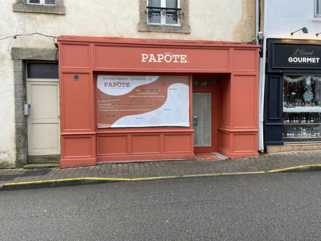 Fabrication sur mesure et à l'identique d'une devanture de commerce avec moulures en chêne