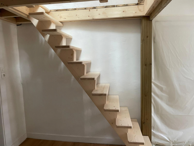 Escalier sur mesure en pin blanc non traité