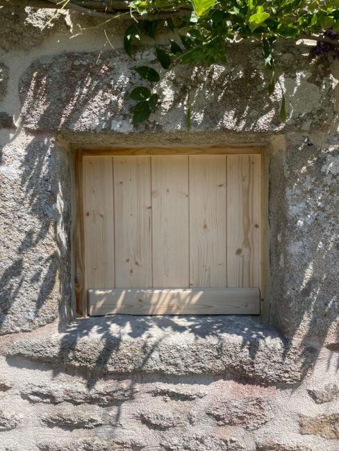 Menuiseries en pin avec savoir-faire traditionnel