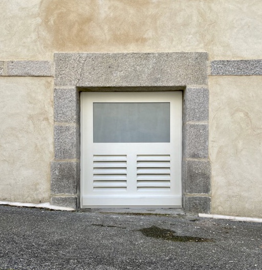 Porte de cave en chêne brun avec soubassement de style persienne