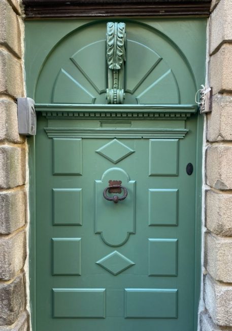 Réalisation sur-mesure et à l'identique d'une porte d'immeuble à Vannes